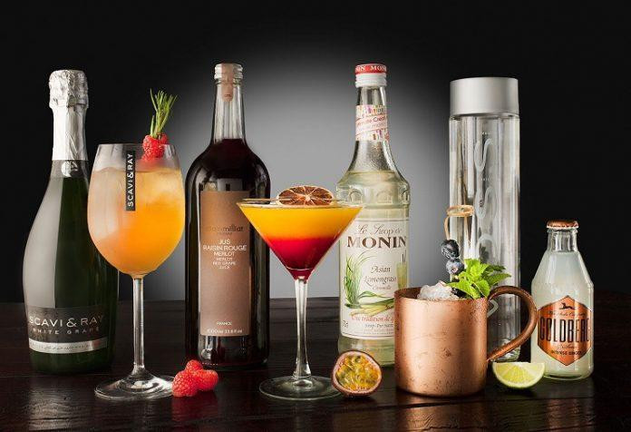 Đồ uống có cồn bao gồm rượu, bia và cả cocktail nữa