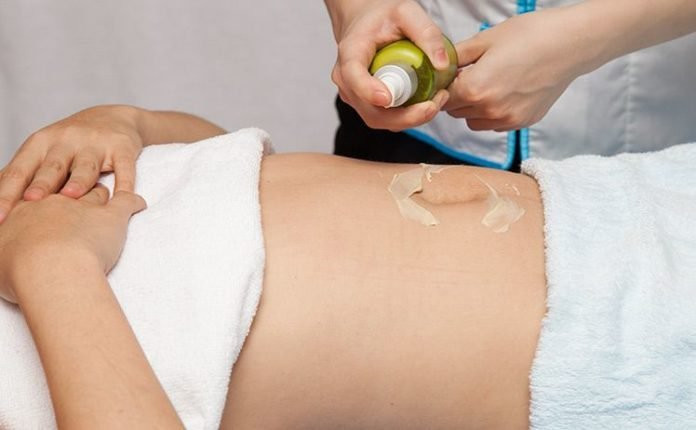 Massage bụng với tinh dầu