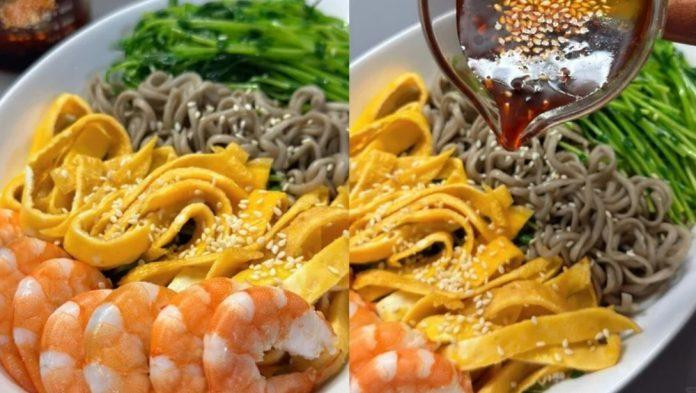 Mì soba với tôm và rau luộc