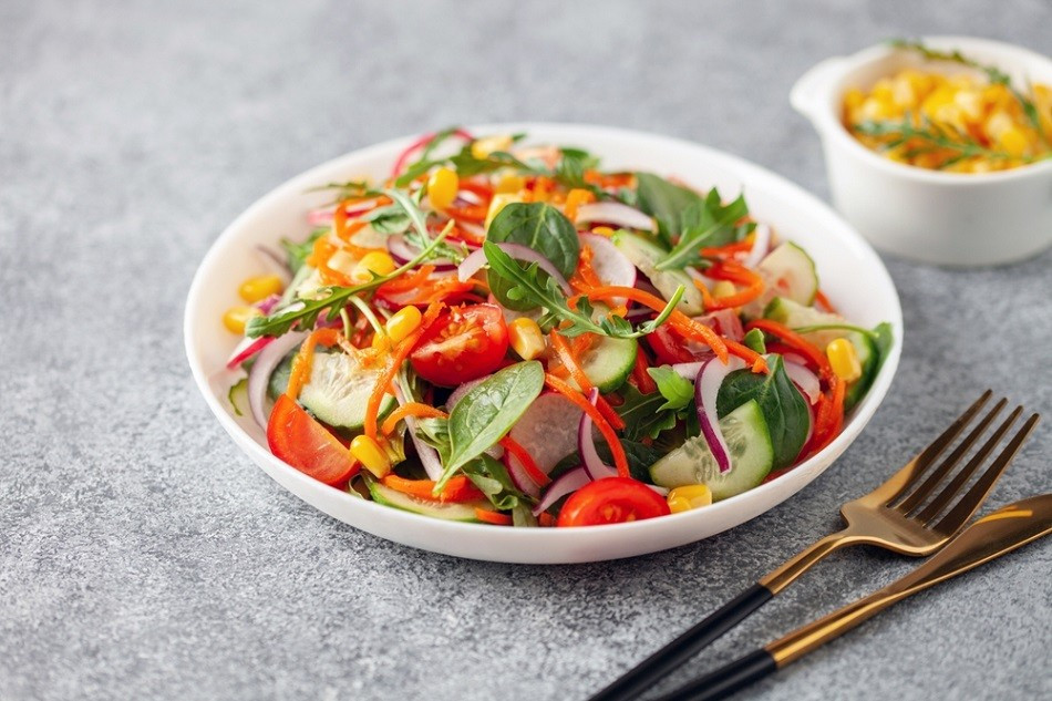 Salad cà chua, ngô và rau cải lông