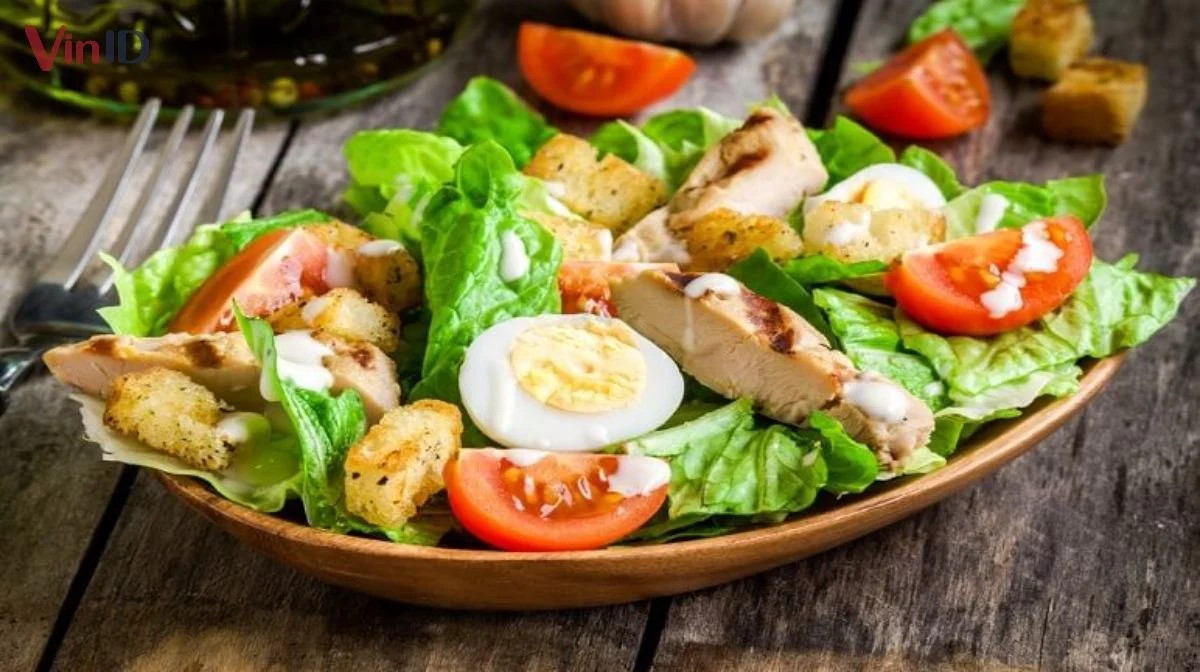 Salad rau củ và trứng luộc