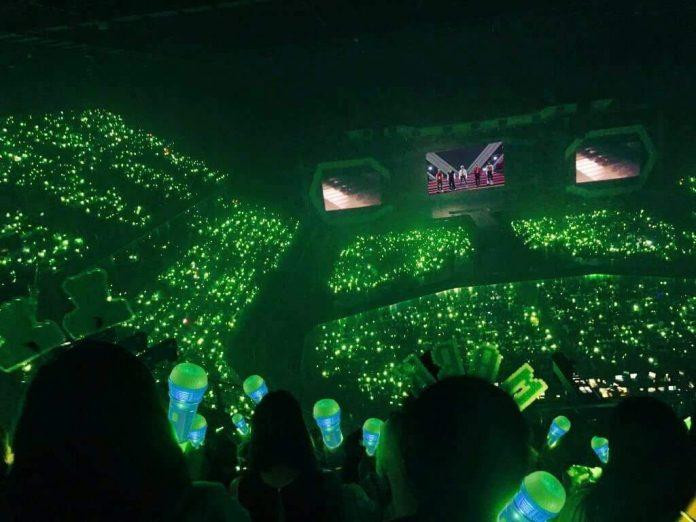 Trong một buổi biểu diễn, khán giả đã tắt lightstick, tạo thành một &quot;Black Ocean&quot;.