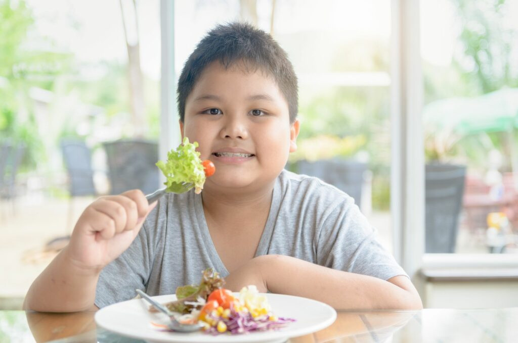 Ba mẹ nên khuyến khích trẻ ăn nhiều rau xanh và trái cây