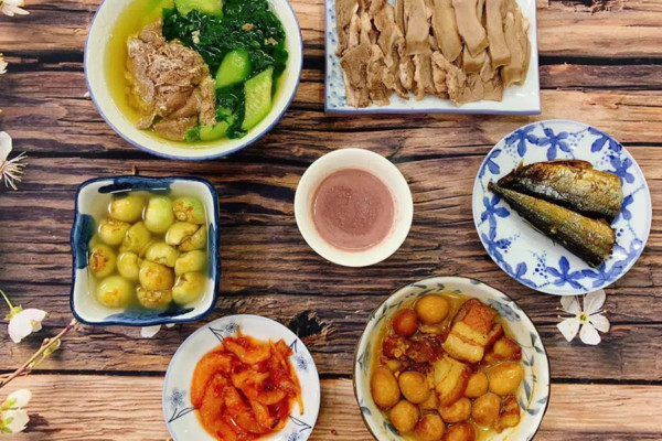 Bữa tối với thực phẩm dinh dưỡng